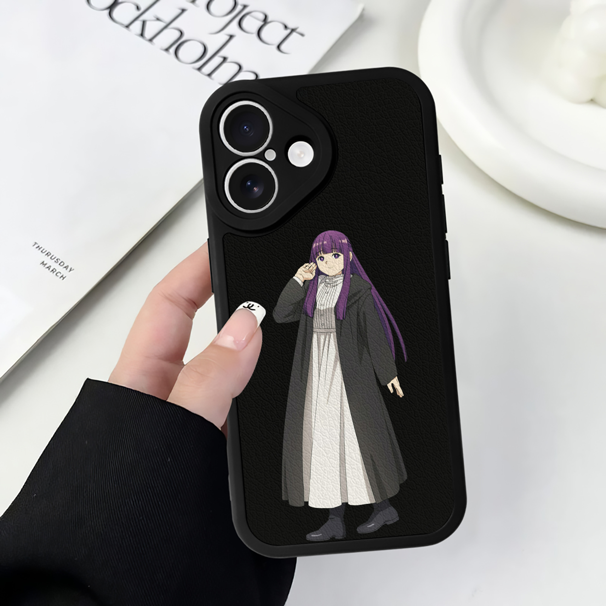 （画像用） 葬送のフリーレン Frieren 【iPhone 16シリーズ対応】シリコンスマホケース（レザー調） 材質：シリコン